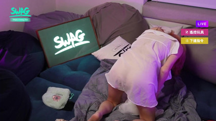 SWAG.live: Çok ıslak ve azgın, Asyalı kız kamerada fışkırtıyor.