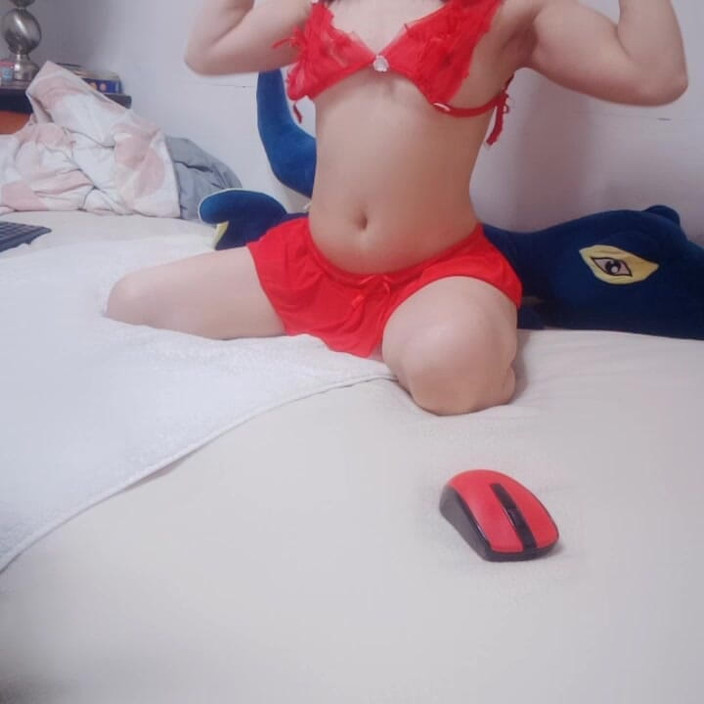 sweethanajapanese: Hana慢慢地拿起她的衣服，然后小屁股孔小阴户露出