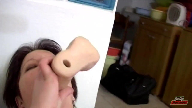Vere Casalinghe Italia.: Troia titty si tocca la figa con un dildo mentre...