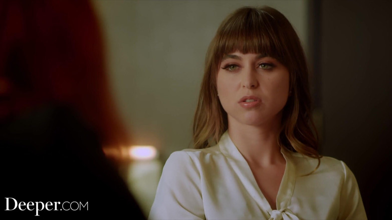 Deeper: Profundo. La pelirroja Maitland entrena a la secretaria Riley para...