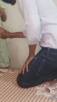 Hintli yeni evli kadın terfi için kocasının patronuyla sikiliyor