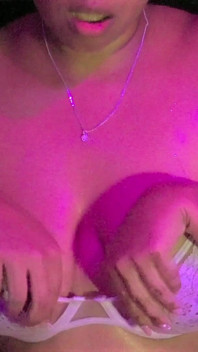 Saraboom – Dívka z OnlyFans s největším a nejšťavnatějším zadkem, jaký kdy uvidíte, se rozpaluje v jacuzzi před svým gangbangem