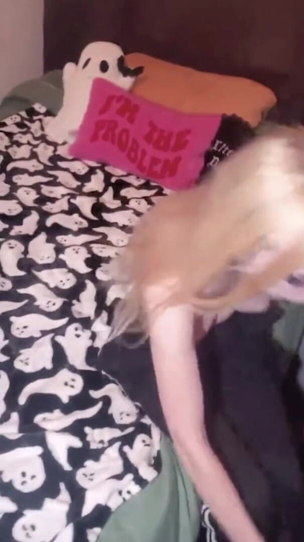 Black Monstercock Force: Une petite Britannique blonde de 19 ans avale chaque goutte de...