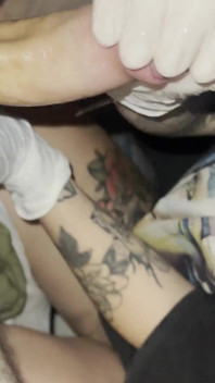 Si jalang Latina memberikan handjob dalam sarung tangan lateks tetek