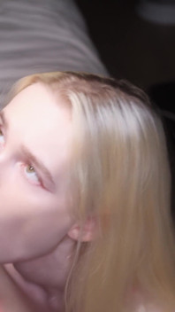 Śliczna seksowna blondynka ssie, pieprzy i dostaje jej cipkę wypełnioną spermą - creampie