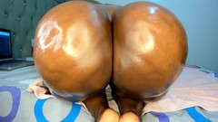 vashbabe: Velký naolejovaný zadek se třese