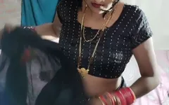 भारतीय देसी वीडियो सुंदर गांव भाभी काली साड़ी ब्लाउज पेटीकोट और पैंटी