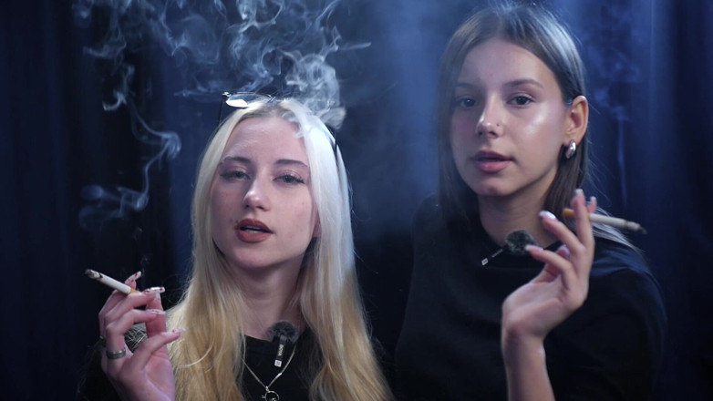 Russian Smokers: Dua Wanita Merokok Bersama Di Studio Gelap Dengan Lampu Biru...