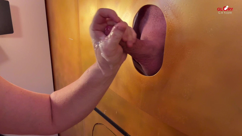 GLORYHOLEGAYS: İnşaatçı kalın kaya gibi yarağını sokuyor. O zaman böyle mi...