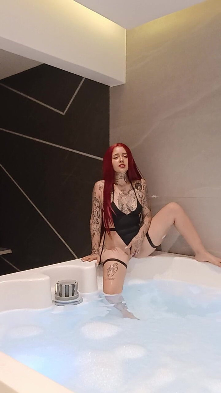 Dalyla: Si cewek hot rambut merah lagi asik muasin memeknya sendirian...