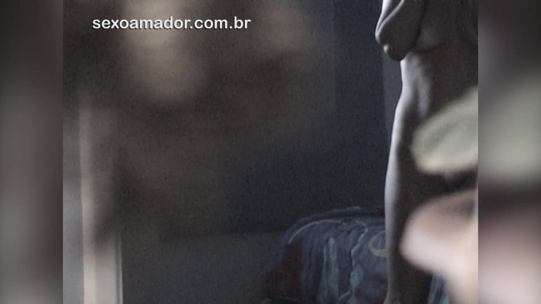Amateurs videos: Menina brasileira deixa seu namorado filmá-la nua enquanto ela fala...