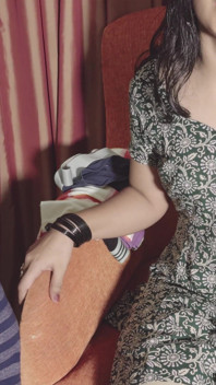 Quente empregada Priya desfrutando vibrador quando o proprietário o seduz em áudio hindi