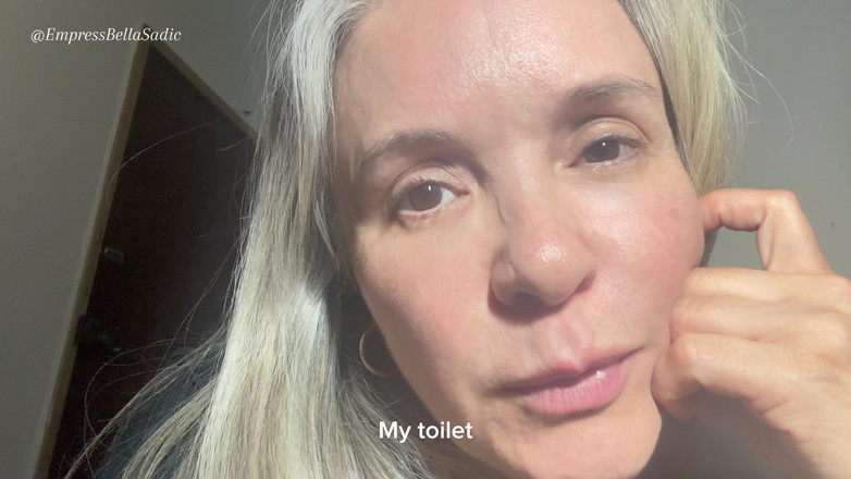 Empress Bella Sadic: Imperatrizbellasadica आपका उपयोग मानव Ashtray के रूप में करती है