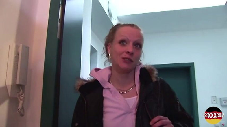 123XXX - 100% Amateurs: Îi place să se umple de spermă peste sânii ei