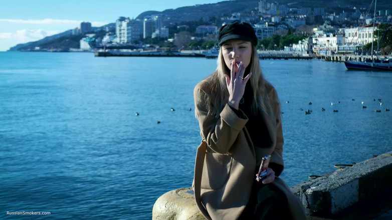 Russian Smokers: All'aperto fuma con una ragazza russa beaty 1