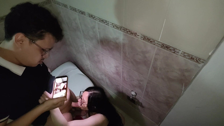 Crisanto999: Así Es Como Mi Prima Me Agarra En El Baño.
