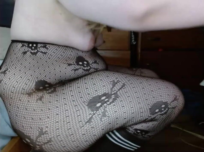 CosmicJones88: Fat cross dresser care sare țâțele în timp ce ia un vibrator în...