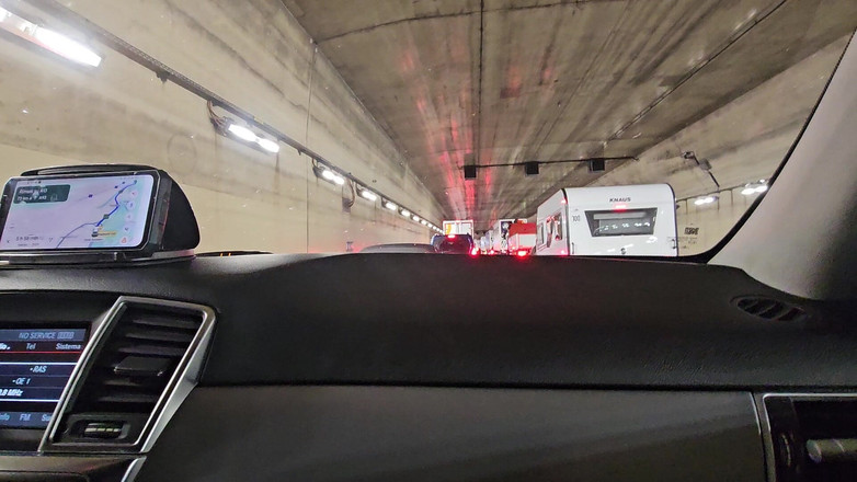 Ferrero anal experience: 当我们在高速公路上交通堵塞时，她把我的鸡巴放在她手中