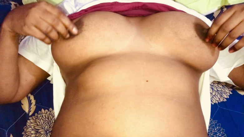 Mirza22: Desi lady era sdraiata fingendo di dormire per mangiare il...
