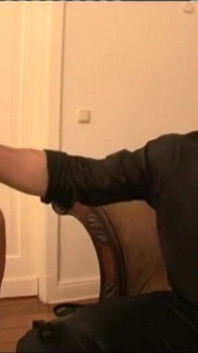 Demütigender großer roter arsch auspeitscht und kniet nieder