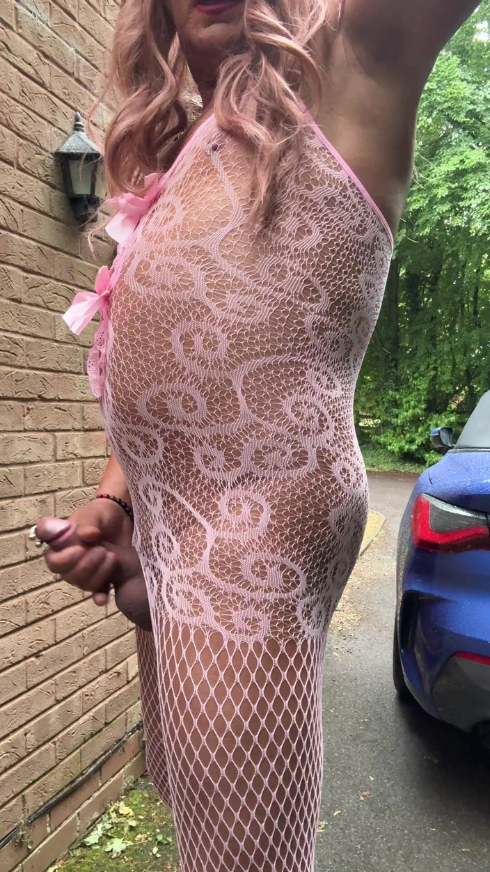 Kellycd2022: Sexy travestiet Kellycd2022 snelle vroege ochtendvideo in roze visnet bodysuit...