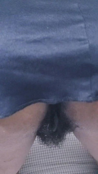 Elle mange sa chatte et son cul les plus poilus si bien !