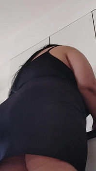 Seksi ve ateşli üvey anne, sadece hayranlar ağır çekimde, alt kattaki lavaboda