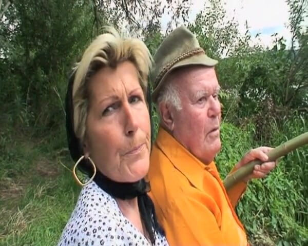 Mature Climax - 100% Mature Videos: La formosa teen bionda e sua nonna scopano all'aperto