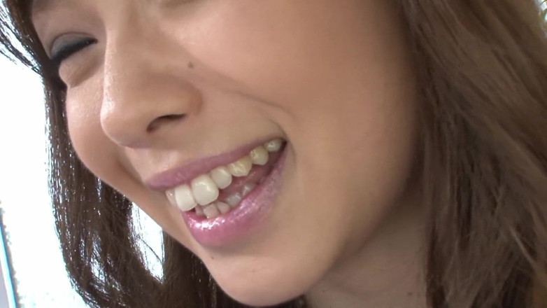 Blowjob Fantasies from Japan: Японская крошка-брюнетка становится занята во время интервью