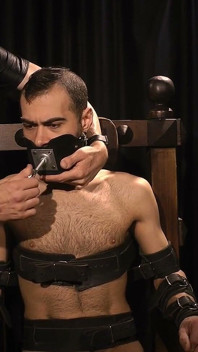 Test di gag su zeus throne: scivolamento screw gag, cinture severe e resistenza