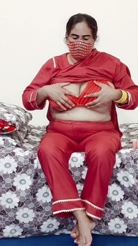 딜도에 타고 있는 자연의 젖탱이의 핫한 여자