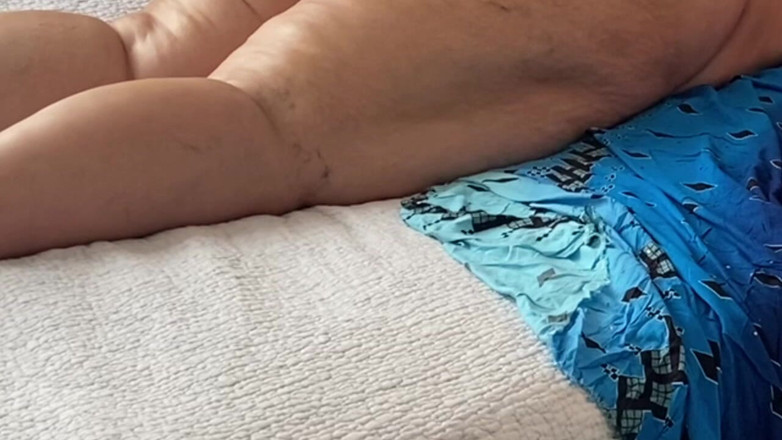 Daddykane: 房子里的热辣辣妈按摩。偷偷摸摸的妈妈邀请大黑屌回家中出