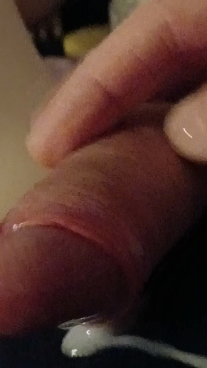 krickan: Masturbando meu pau e gozando