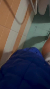 POV - ty i 18-letnia nastolatka idziecie razem do toalety i sprawiacie, że tryska w jej sportowe stringi