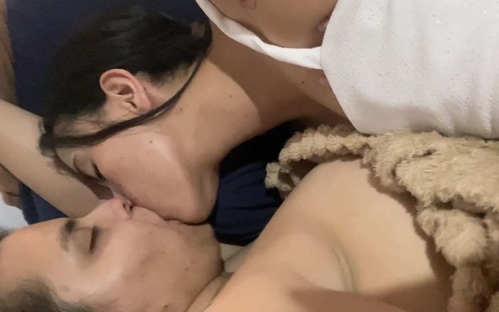 Zoe &amp; Melissa: Ciuman lesbian selamat malam