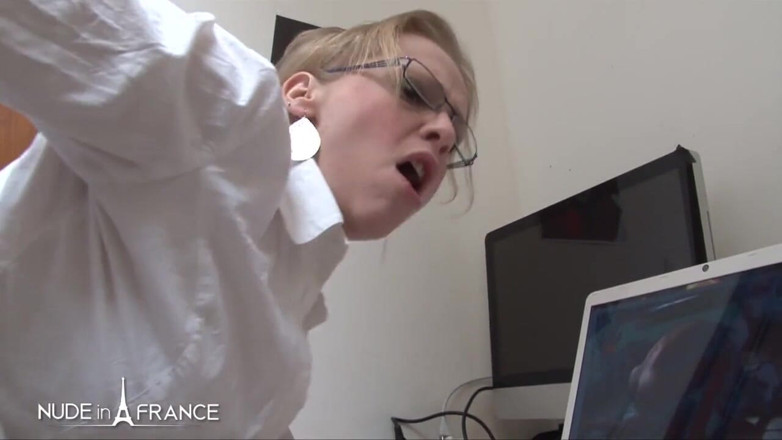 Nude in France: Primo giorno di lavoro la nostra nuova segretaria viene analizzata...
