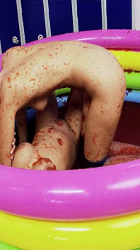 Pool-muschis szene-4, brünette lesben mit dicken titten haben sex zusammen in einem Gelee-pool