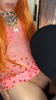 Istri orang lagi asik nyepong kontolku sampai aku crot