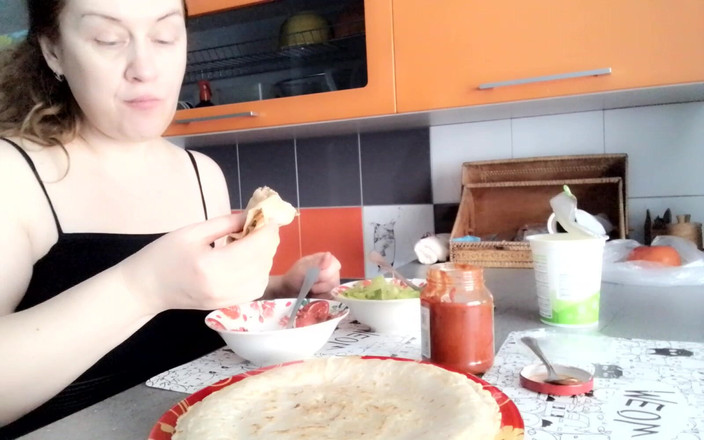 VikkiGeorgia: 我正在吃