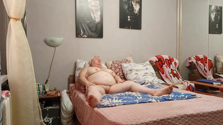 Zona901: Prsatá sousedka si hladí kundičku