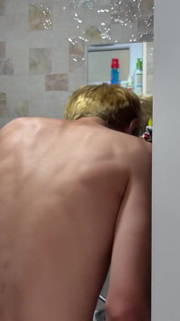 Atrapó a su amigo masturbándose con una gran polla, se subió, lo chupó y se lo tomó por el culo - parte 1