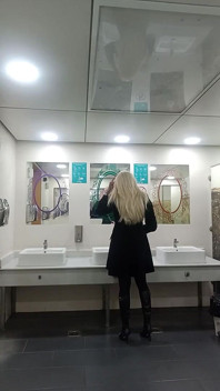 Blondă în gallerie