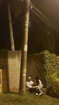 Ho beccato mia moglie che mi tradisce per strada, ora lo prende nel culo
