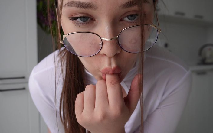 Arina_Love: La psicologa sexy ti mostra le foto, poi inizia lentamente...