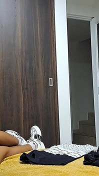 Kakak tiri menunjukkan pakaian barunya