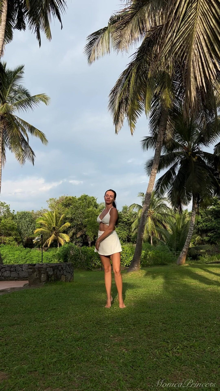 Princess Monica: 户外露出，模特，吐口水，假射精