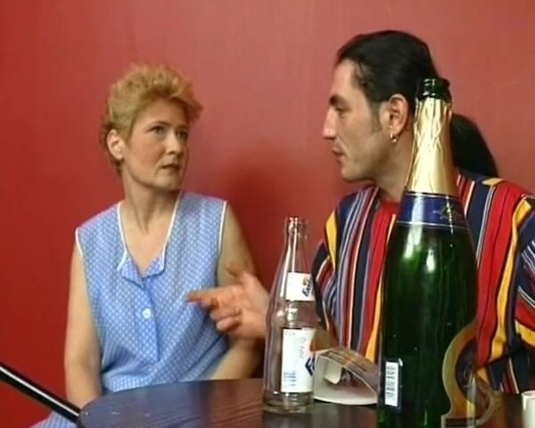 German Homemade: Wanita tua rambut pirang asal jerman ngentot di bar
