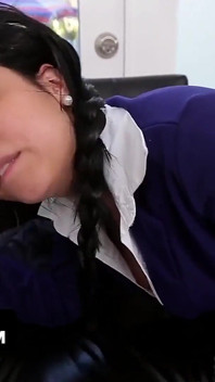 Sexy latinskoamerická nevlastní dcera Ada Sanchez dostane svou těsnou teen kundičku pokrytou mrdkou nevlastního otce