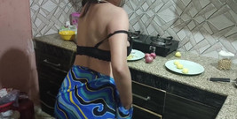 Saarabhabhi6: Bhabhi, co děláš v kuchyni? Chci tě ošukat, necháš mě...