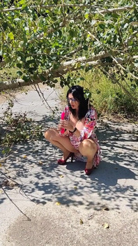 Frumusețea matură de peste 50 de ani se masturbează în aer liber